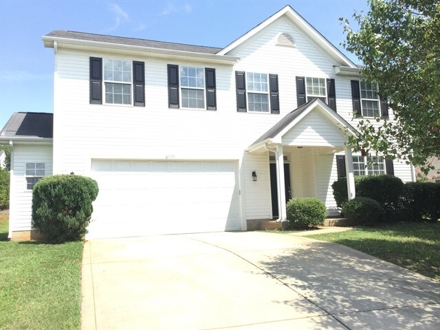 Foto principal - 6923 Babbling Brook Ln