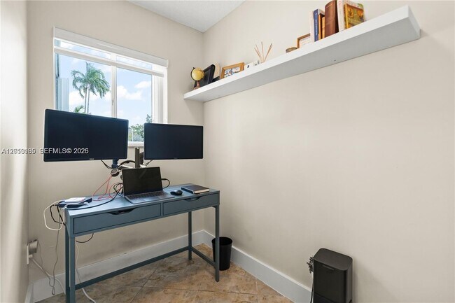 Foto del edificio - Northwest 19th Street, Miami, FL 33029 - 3 BR 2 BA single-family home