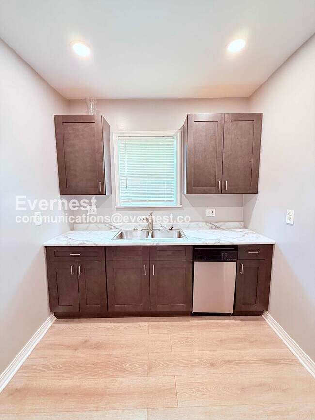 Building Photo - 3 Bed, 1 Bath Home with Fenced Yard / Vouchers Accepted / Available Now!