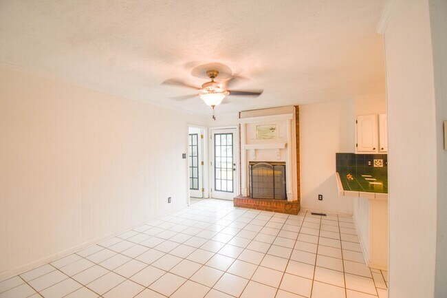 Building Photo - 3 Bedroom 2 Bathroom with a Pool!