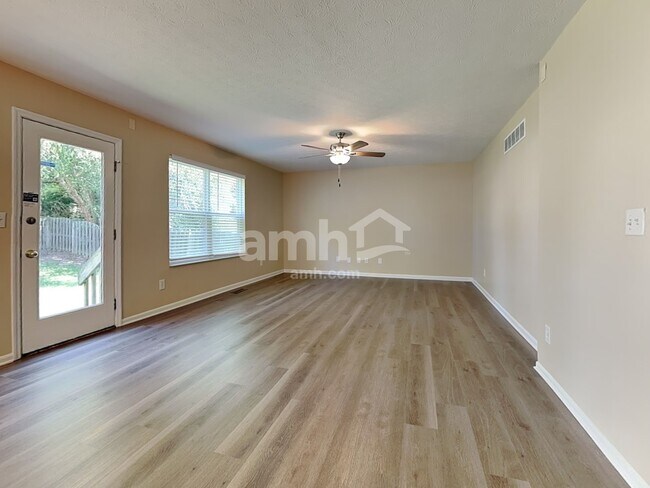 Foto del edificio - 1004 Wild Flower Ln