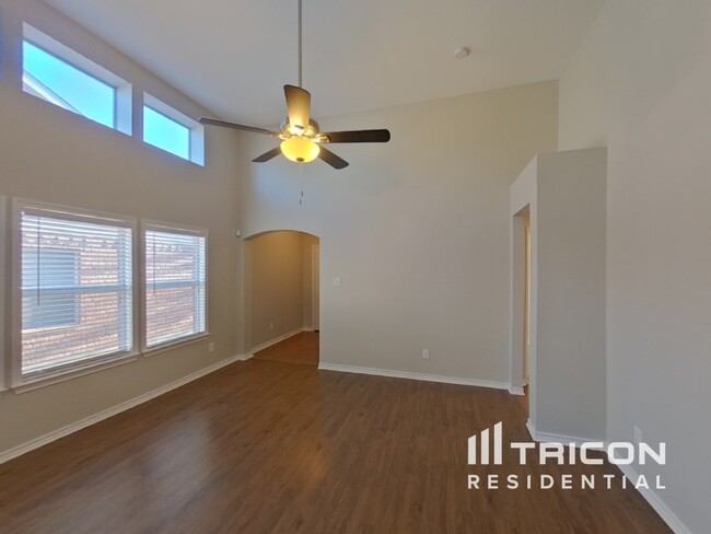 Foto del edificio - 1312 Honeywood Ln