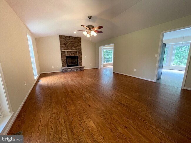 Building Photo - 2323 Valentine Dr