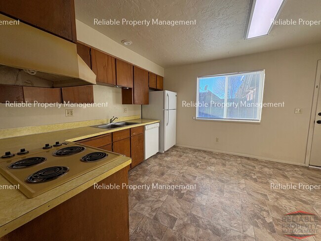 Building Photo - 394 S Saturn Ave