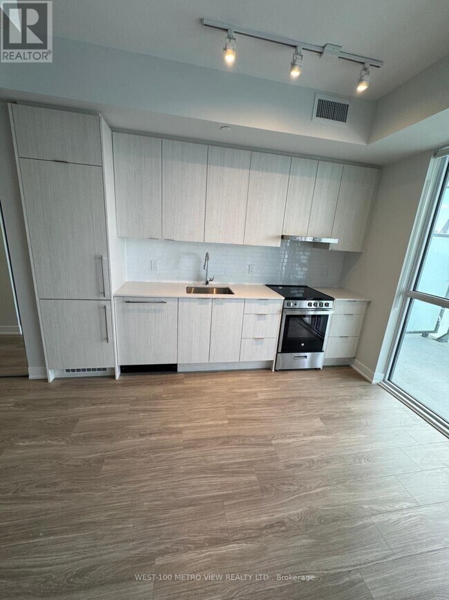 Building Photo - 430-3430 Square One Dr