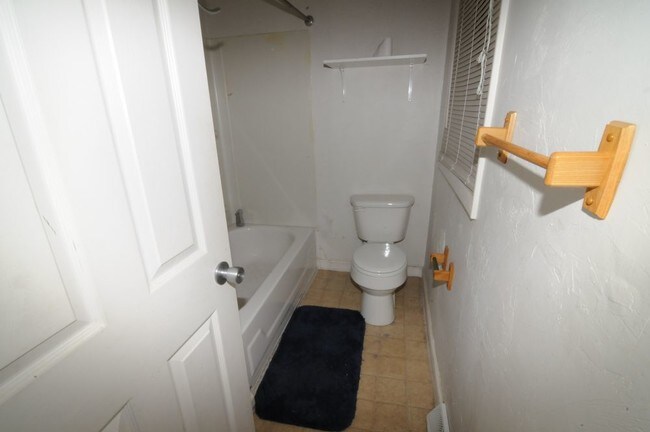 Building Photo - 3 bdrm 2 bth duplex