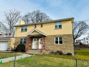 Building Photo - 25 Maplewood St