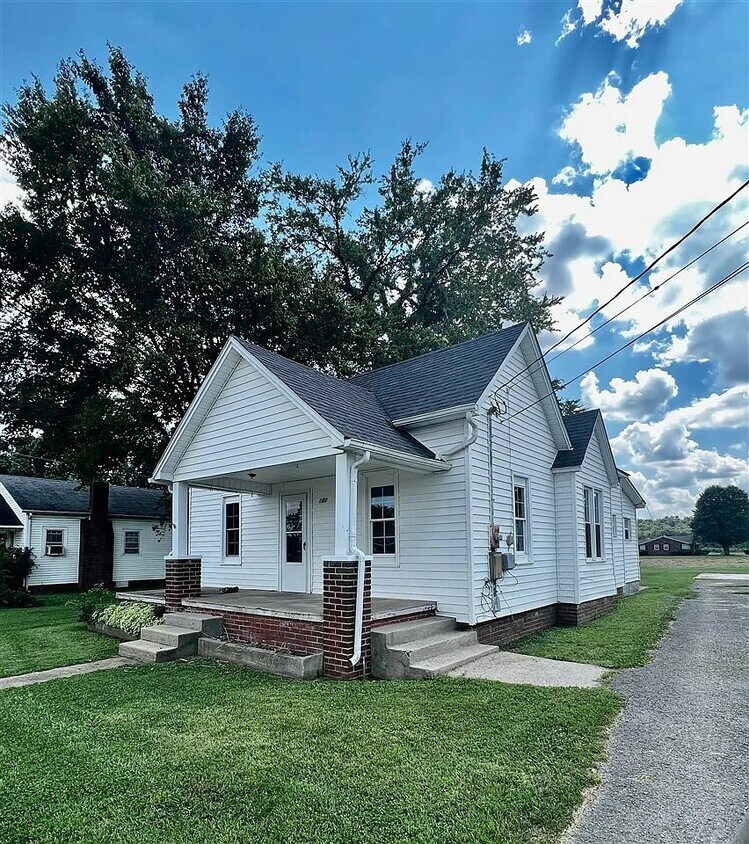 Primary Photo - 162 Main St