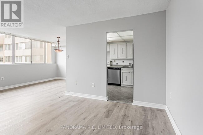 Building Photo - 3590-3590 Kaneff Crescent
