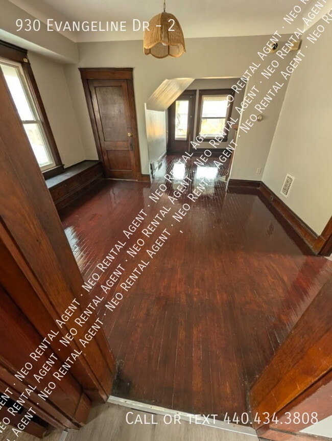 Building Photo - 930 Evangeline Rd