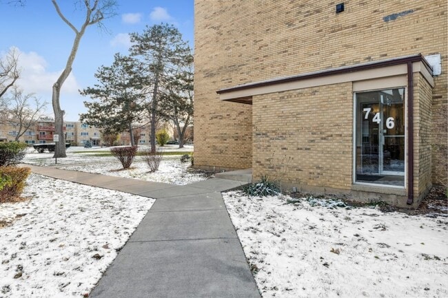 Building Photo - 746 Dempster St