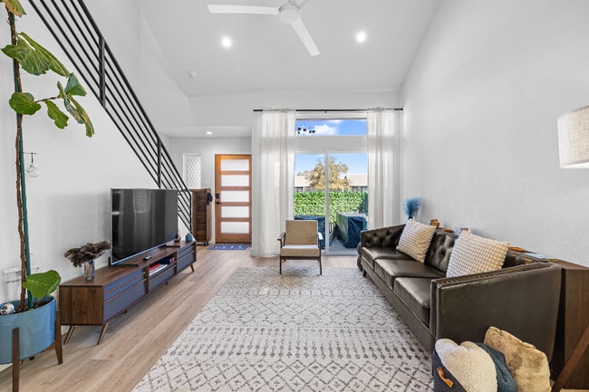 Building Photo - 1903 Albury Cove