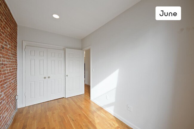 Building Photo - ROOM ONLY in 4-bed/1.5-bath Home