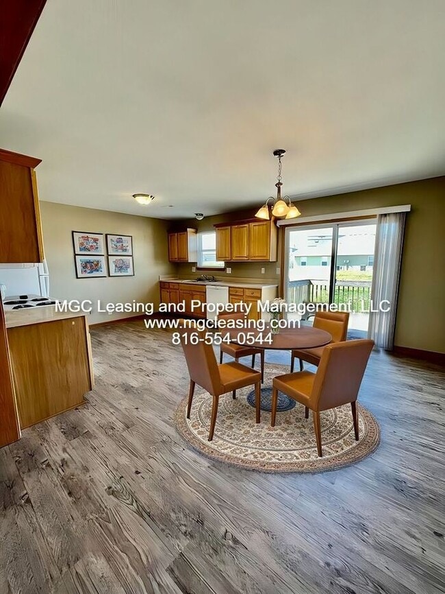 Building Photo - Spacious Duplex ready for your March move in!