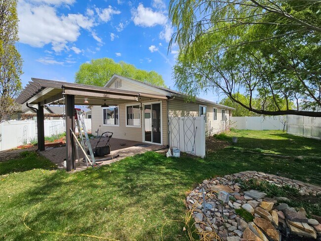 Foto del edificio - 3 Bedroom, North Salt Lake Gem with RV Parking, Workshop & Spacious Backyard Retreat