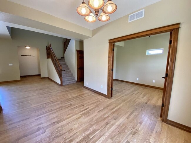 Building Photo - Spacious 4 bed 3.5 Bath in Maple Hill!