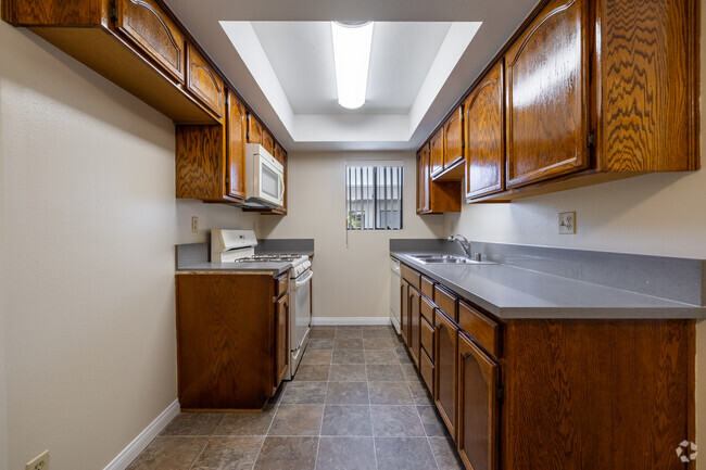 2BR, 2BA - 1,000SF - 515 East Elmwood Ave