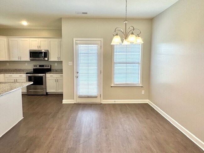 Foto del edificio - Now Leasing a brand new 4-bedroom 2.5 bath...