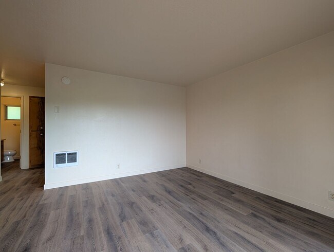 Foto del edificio - 2-Bedroom, 1-Bath Duplex In The Friendly Street Area In Eugene!