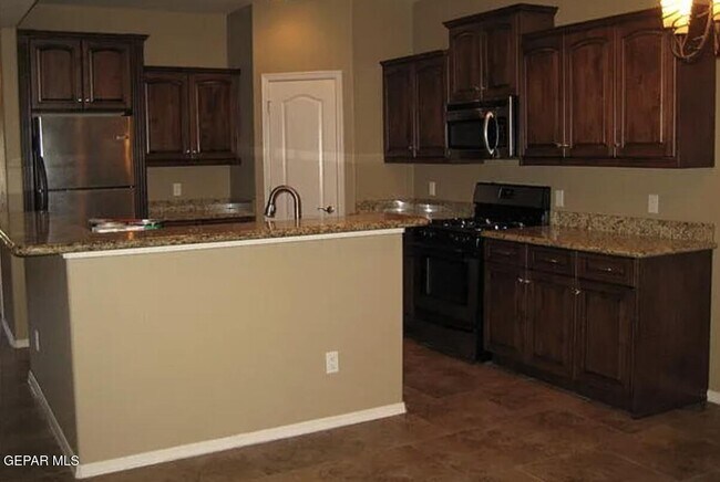 Building Photo - 545 Green Village Ct