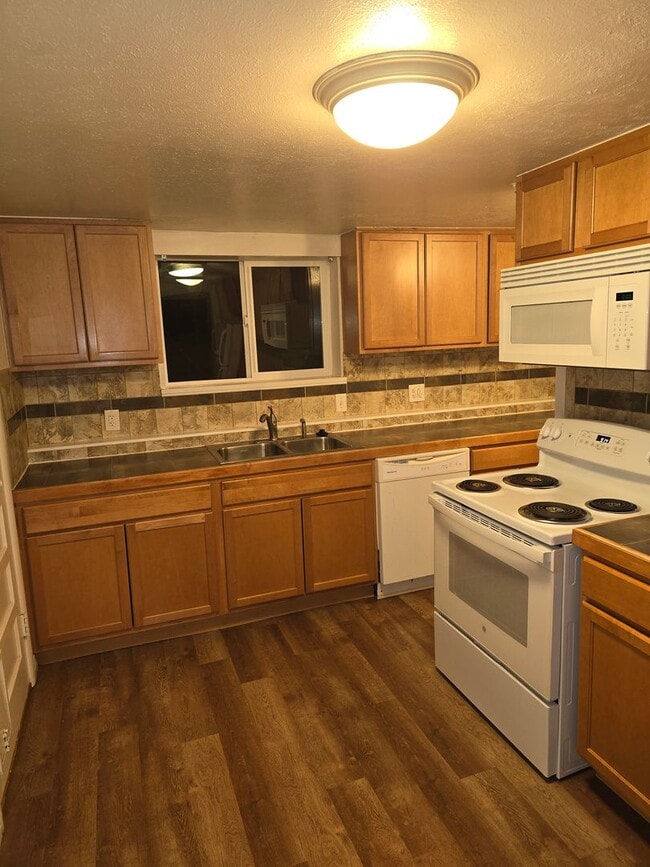 Foto del edificio - 2 Bed 1 Bath Garden Level Duplex