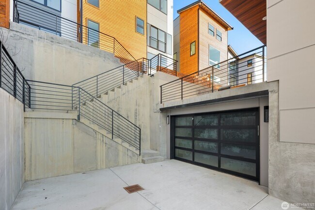 Garaje independiente y espacio para un coche adicional - 5246 23rd Ave SW