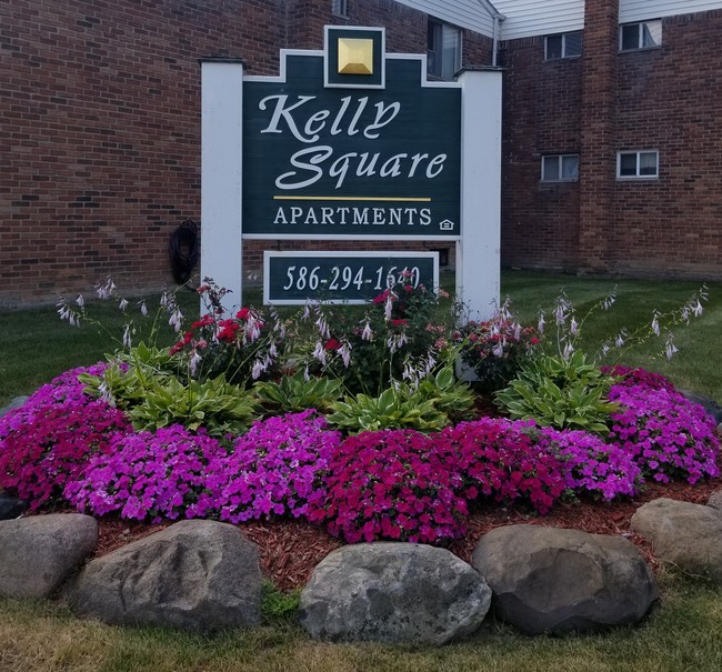 Letrero de bienvenida de Kelly Rd/14 Mile - Kelly Square Apartments