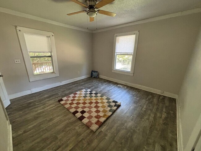 Foto del edificio - COMING SOON! Spacious 2 bed House! DEPOSIT...