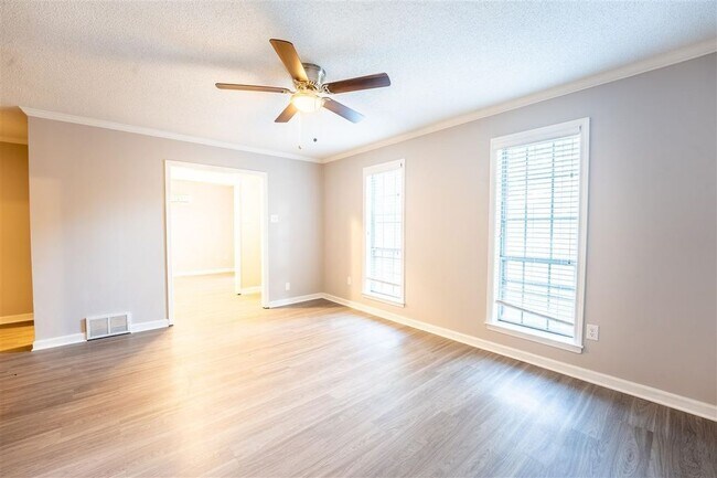 Foto del edificio - 6222 Brightwood Dr