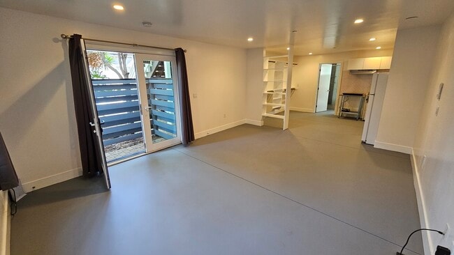 Building Photo - 2010 Broadway St