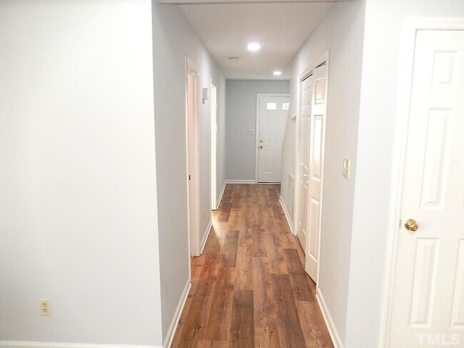Foto del edificio - 8318 McGuire Dr
