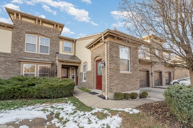 Building Photo - 2215 Rolling Hills Dr