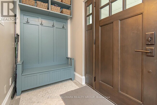 Photo du bâtiment - 875 Kingsmere Ave