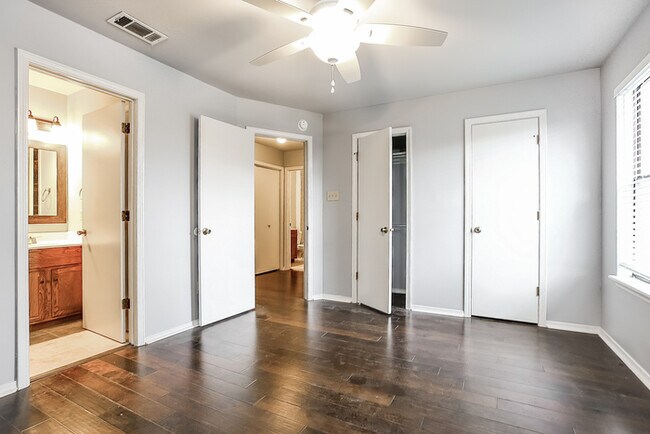 Building Photo - Adorable 3 Bedroom