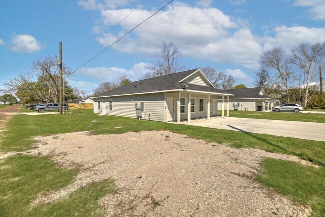 Building Photo - 205 N Bay