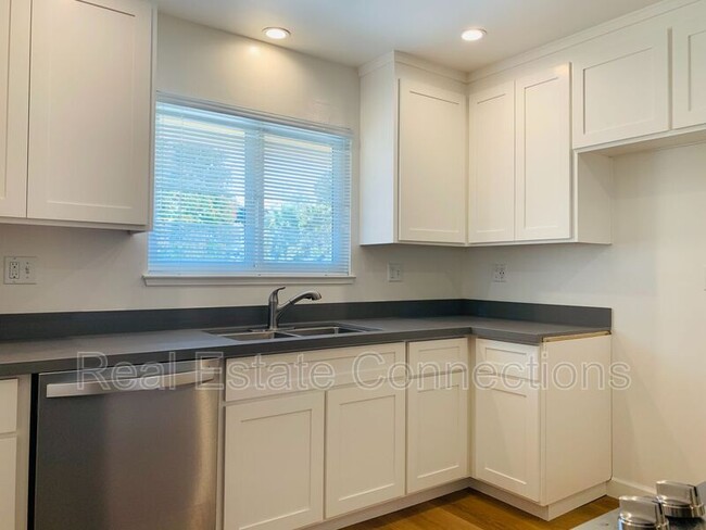 Building Photo - 6259 Rainbow Dr