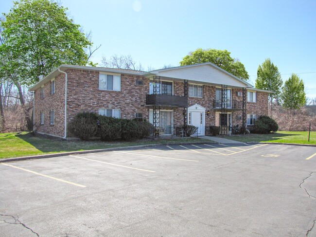 Building Photo - Colonial Court Apartments