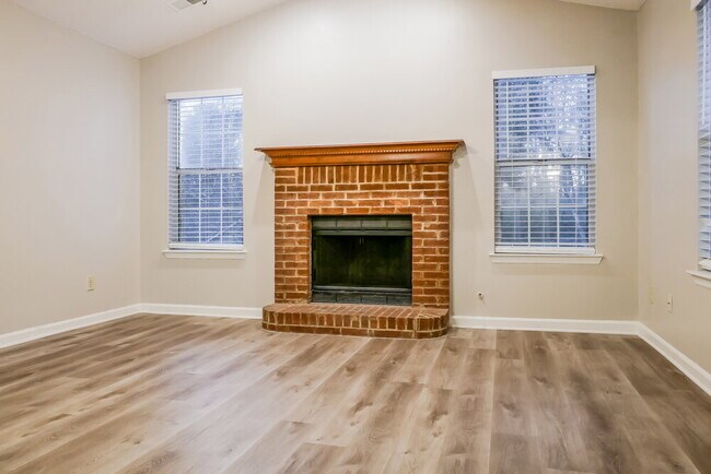 Foto del edificio - 5709 Rex Mill Dr