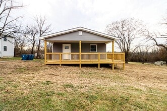 Building Photo - 400 Maple Ct