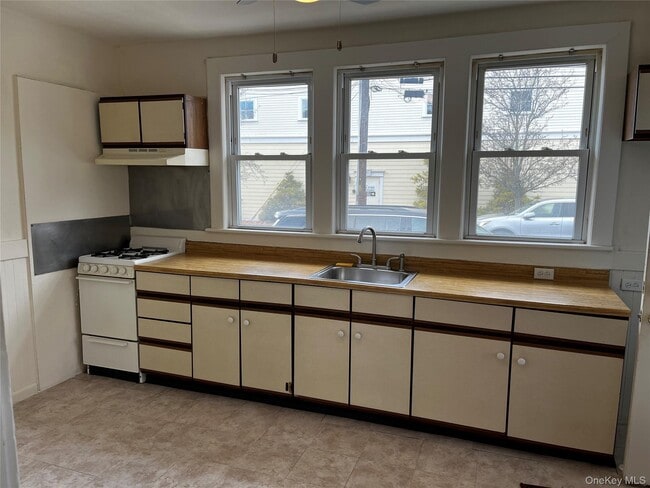 Building Photo - 1b 2nd Ave