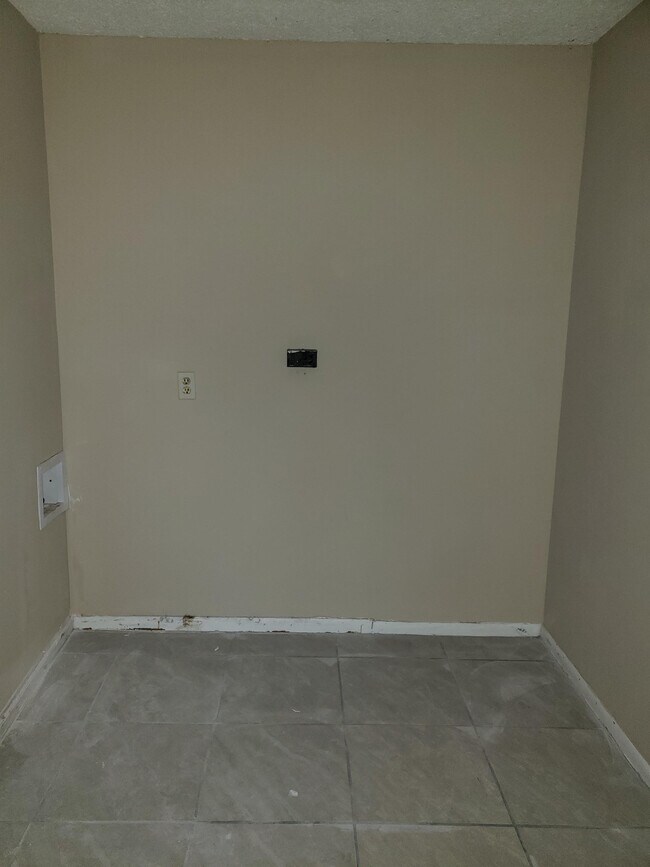Building Photo - 4209 Hileah Dr
