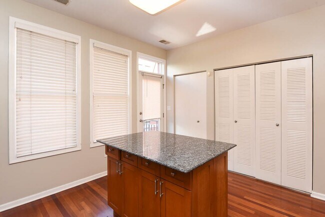 Foto del edificio - 1020 N Crosby St
