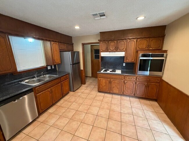 Foto del edificio - Wonderful east Norman home! Three bed, two bath, two car garage, fully fenced yard!