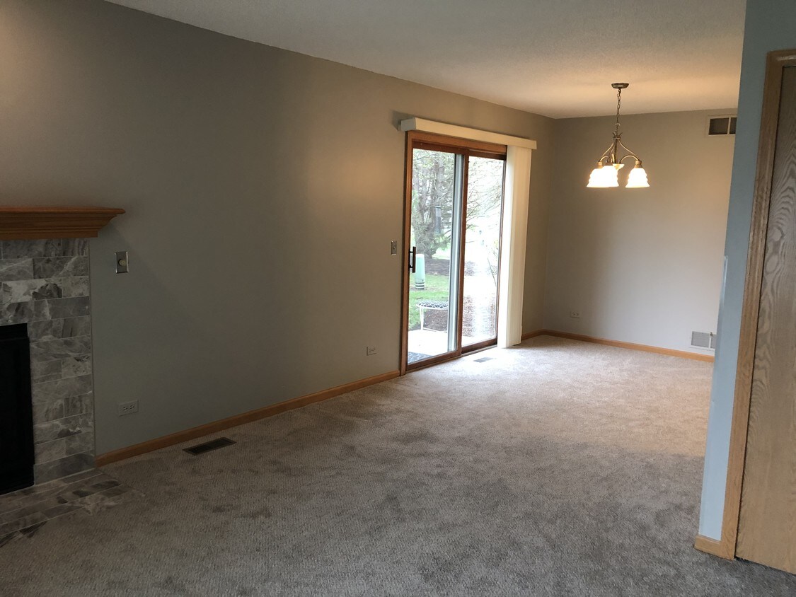 Lg open floor plan. DR w/ slider to patio - 430 Westwood Ct