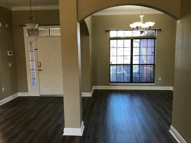 Building Photo - 806 Yew Cir