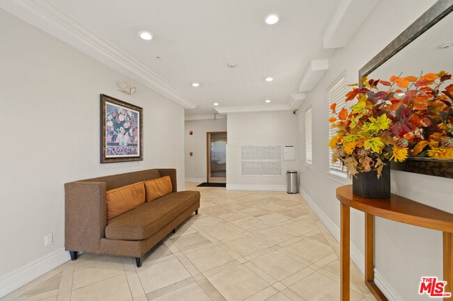 Building Photo - 2306 Fox Hills Dr