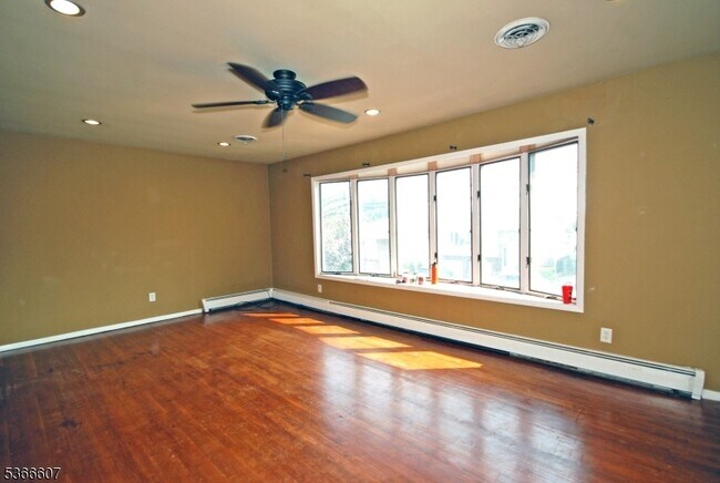 Foto del edificio - 561 Anderson Ave