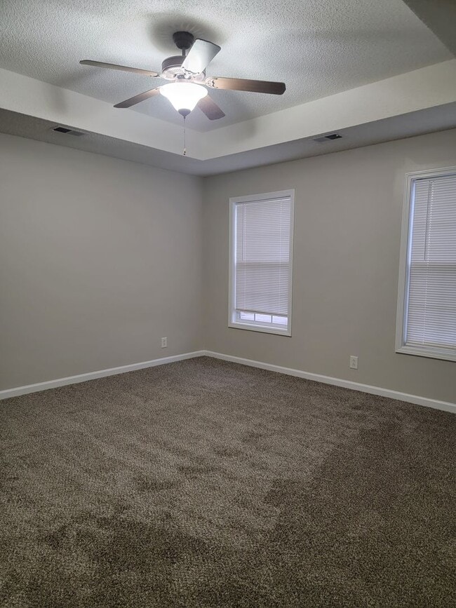 Building Photo - 3 Bedroom 2 1/2 Bathroom Home!