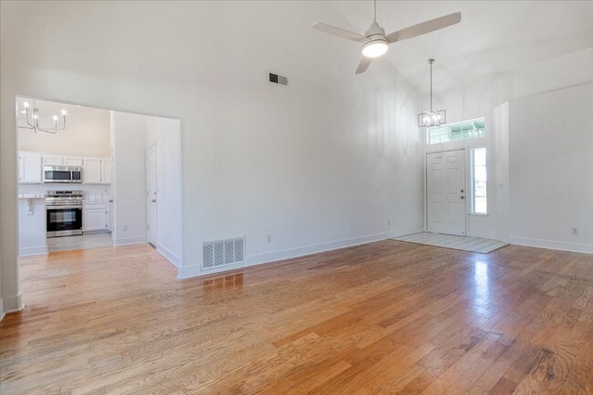 Building Photo - 1810 Crestwood Ave