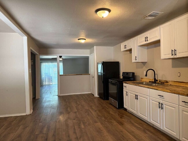 Foto del edificio - Gorgeous 4 Bed/1 Bath in the Hot Wells Nei...